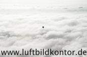 Gasballon über den Wolken, Bernhard Fischer Luftbild, Nr 1646, 27.10.2010